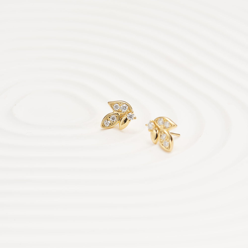 detail close-up of 14K solid gold lab diamond leaf design labret stud threadless design nickel-free