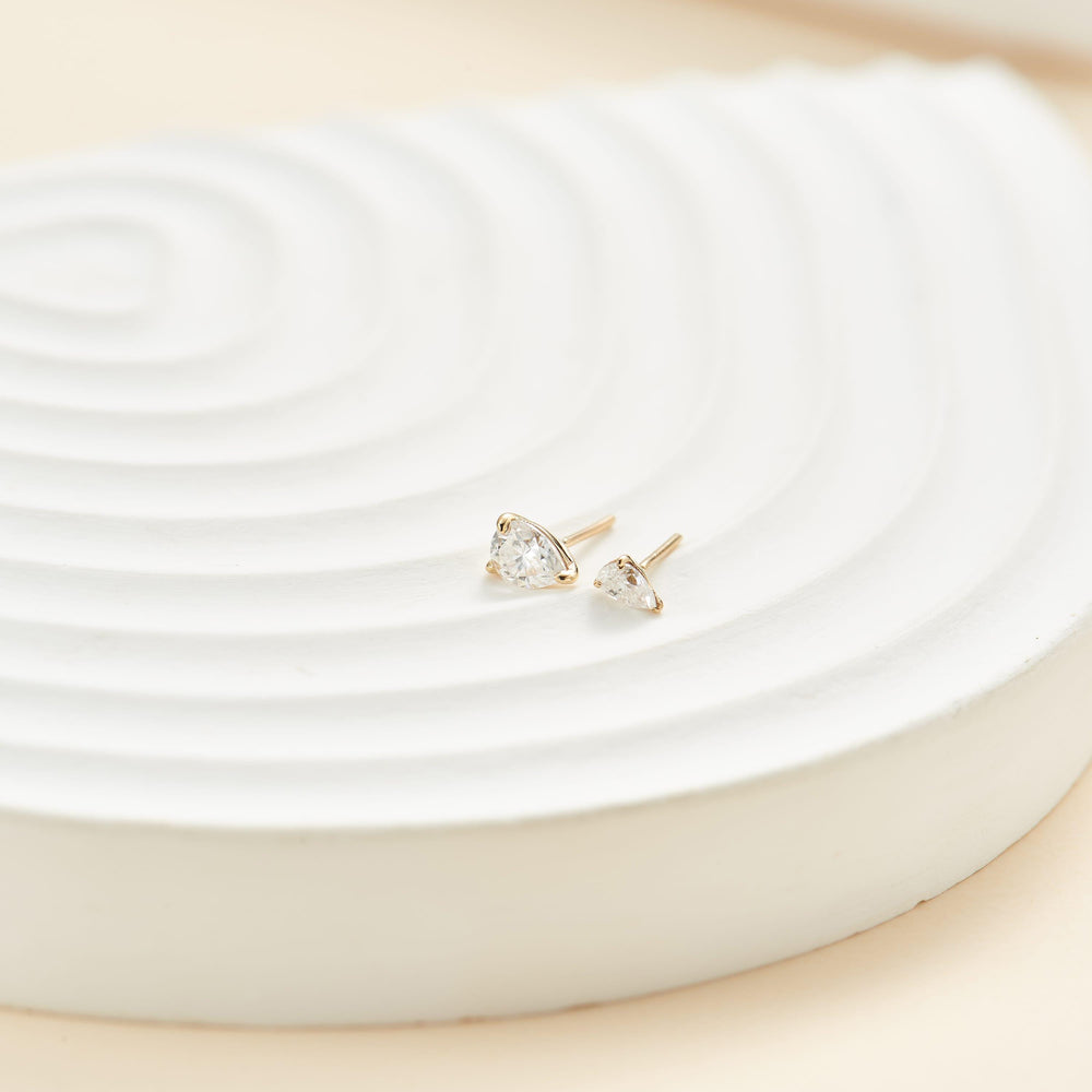 side angle of 14K solid gold pear-cut lab diamond for cartilage piercing flat back stud earring threadless design nickel-free